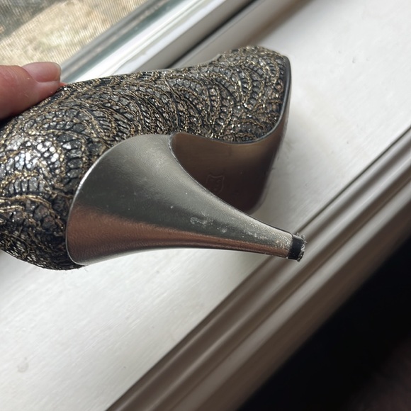 Vintage Bruno Magli pumps. Some wear on heels and the back of one of the shoes. - Picture 4 of 6